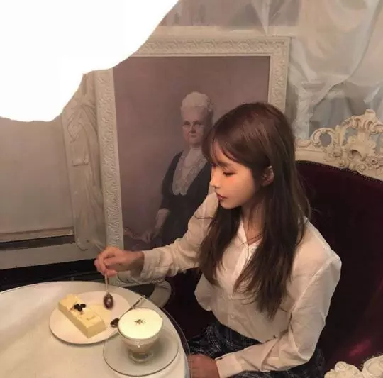 還記得去年爆紅的網咖女店員嗎?網友神出超亮車頭燈本尊,私下超極品,跪求地址啊!