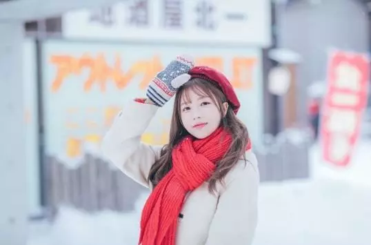 還記得去年爆紅的網咖女店員嗎?網友神出超亮車頭燈本尊,私下超極品,跪求地址啊!