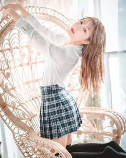 還記得去年爆紅的網咖女店員嗎?網友神出超亮車頭燈本尊,私下超極品,跪求地址啊!