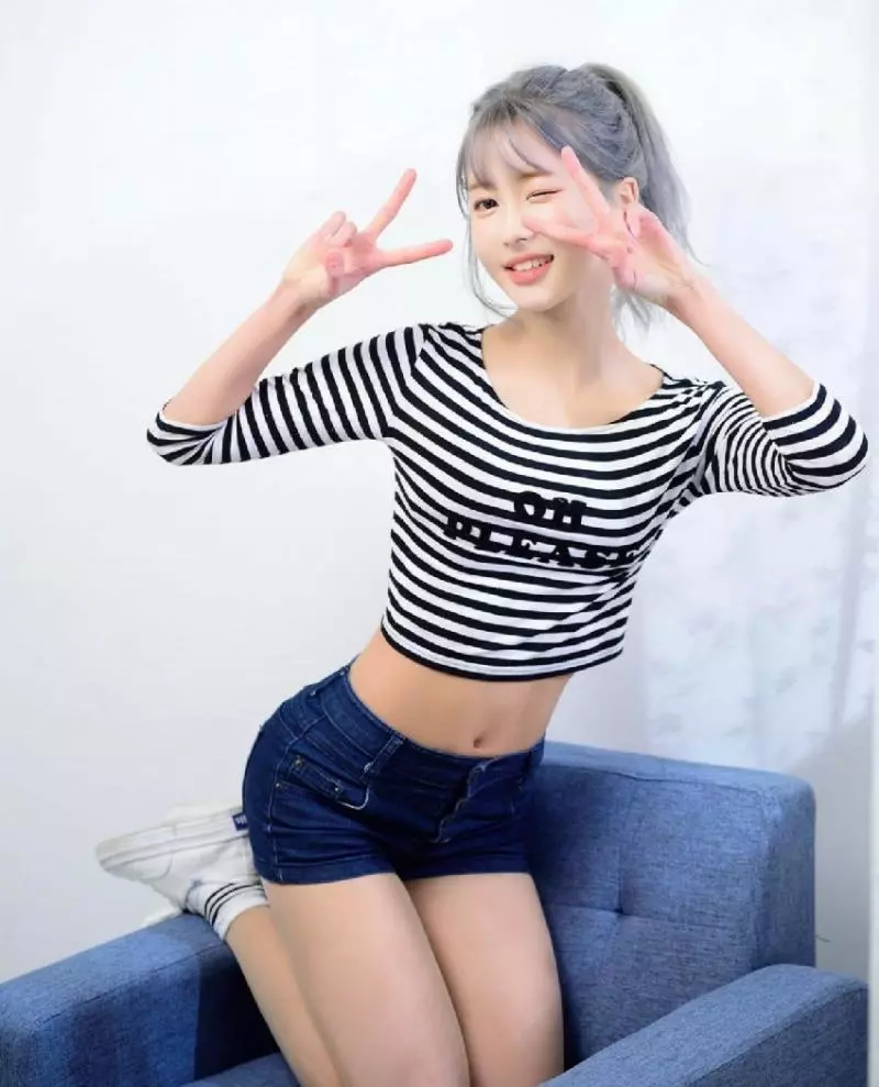 還記得去年爆紅的網咖女店員嗎?網友神出超亮車頭燈本尊,私下超極品,跪求地址啊!