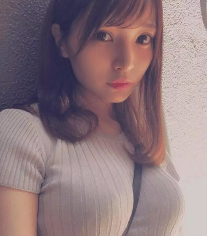 哈爾濱路邊捕捉素人正妹!「天使臉龐+斜背包」戰鬥力滿點:這形狀太完美了!