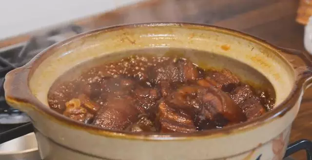 豬肉怎麼做紅燒?10年老廚師悄悄透露,冰糖和黃酒少不了
