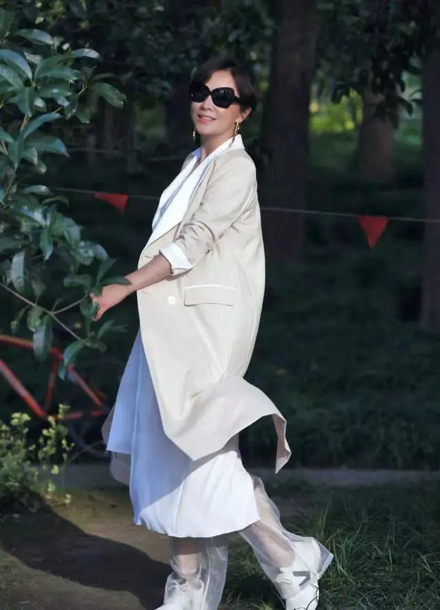 53歲劉嘉玲剪短髮!一身長裙「減齡10歲」氣質好年輕 風格百變「靠正確穿搭」修飾身材