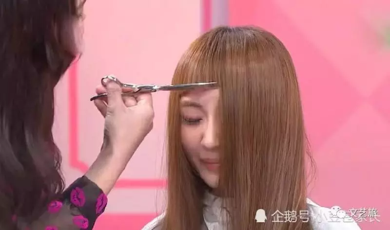美髮師為28歲的女星賴薇如現場剪劉海,剪完劉海直接年輕10歲,太好看了!