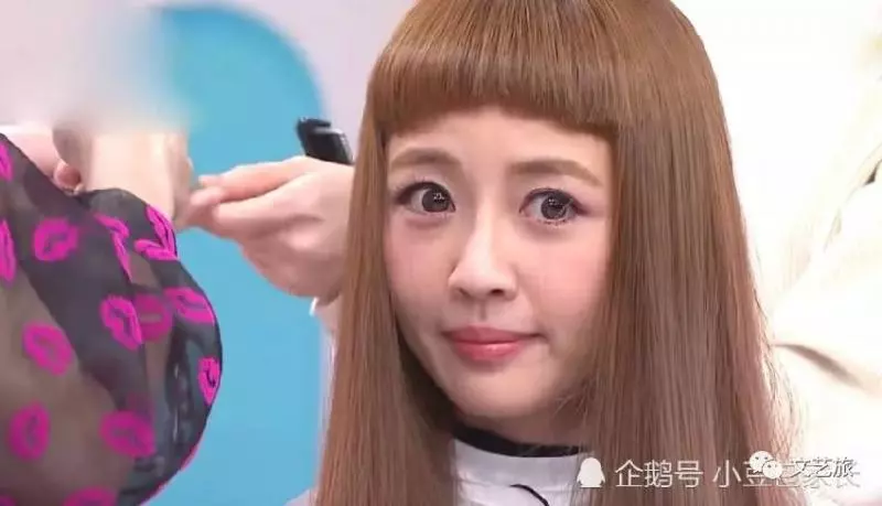 美髮師為28歲的女星賴薇如現場剪劉海,剪完劉海直接年輕10歲,太好看了!