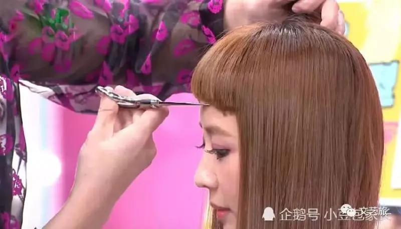 美髮師為28歲的女星賴薇如現場剪劉海,剪完劉海直接年輕10歲,太好看了!