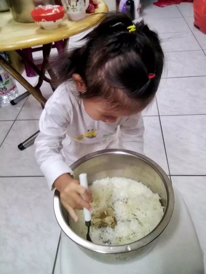 去國外渡假只帶大兒子沒有帶一歲女兒,結果阿嬤傳照片來說她每天都在怒吃整鍋飯 網友笑:化悲憤為食量