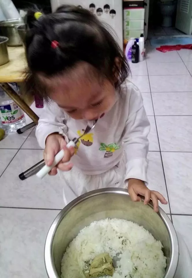 去國外渡假只帶大兒子沒有帶一歲女兒,結果阿嬤傳照片來說她每天都在怒吃整鍋飯 網友笑:化悲憤為食量