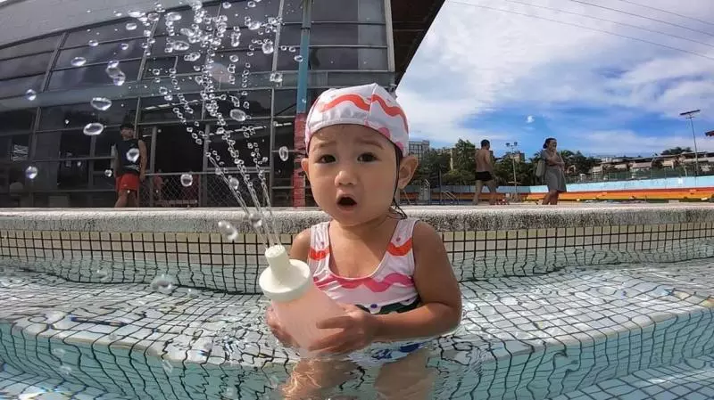 去國外渡假只帶大兒子沒有帶一歲女兒,結果阿嬤傳照片來說她每天都在怒吃整鍋飯 網友笑:化悲憤為食量