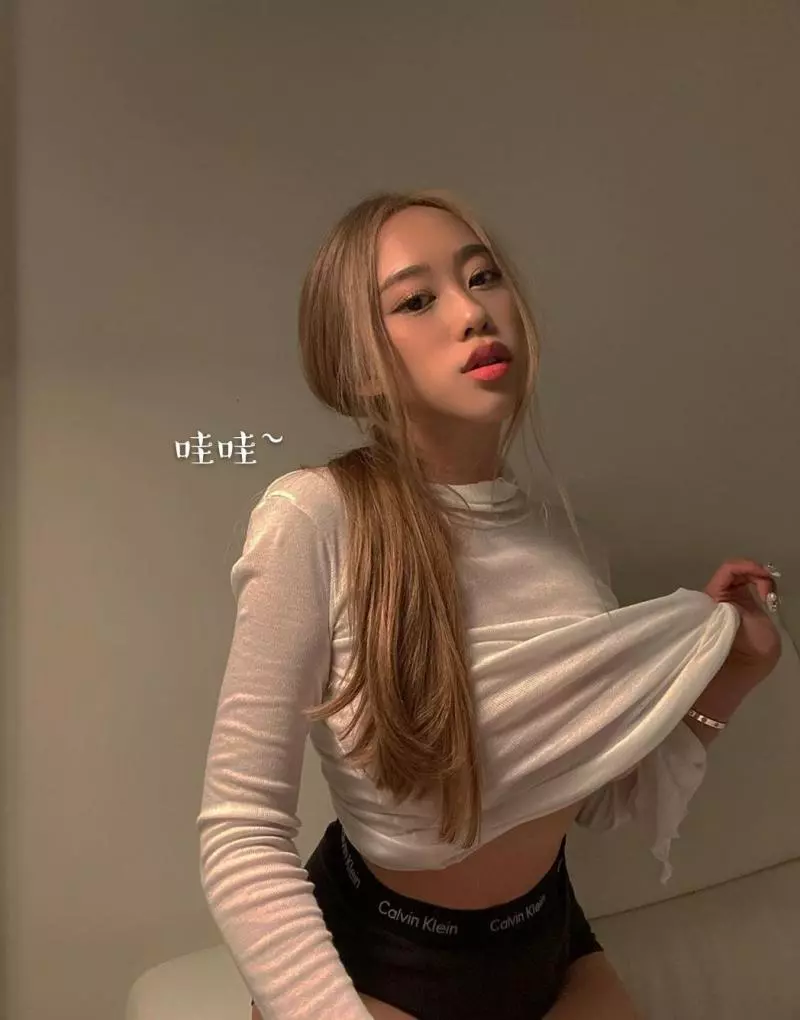 美國小甜心Gracie靠她的" 螞蟻腰 " 成功吸引10萬粉絲圍觀!