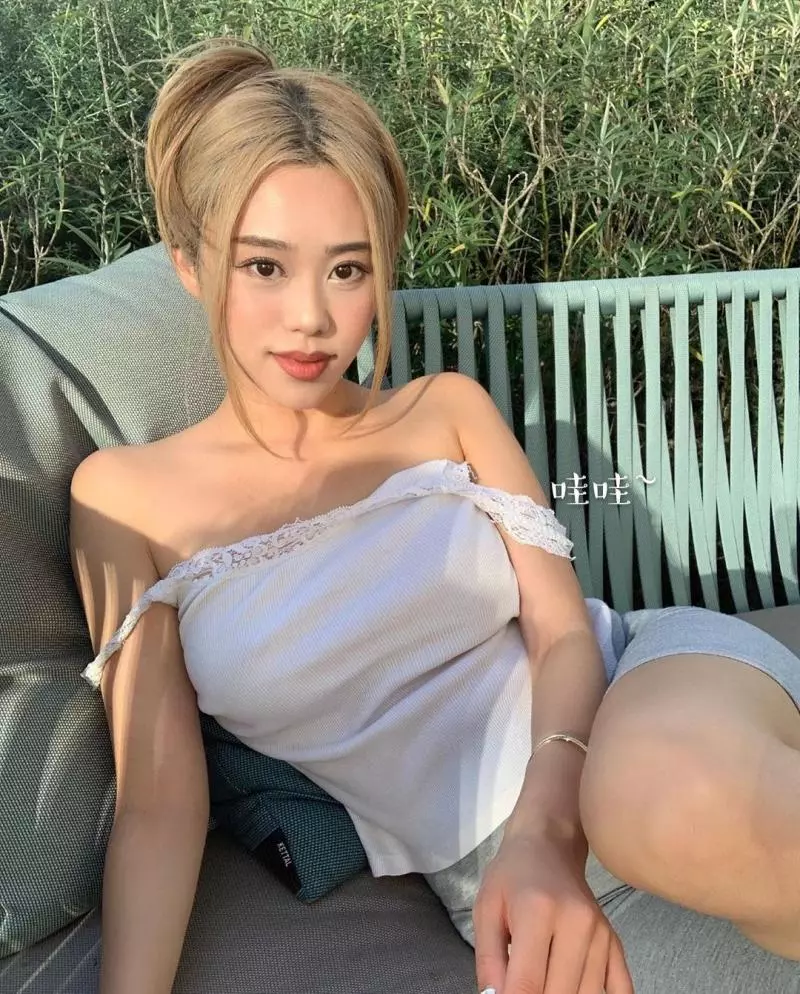 美國小甜心Gracie靠她的" 螞蟻腰 " 成功吸引10萬粉絲圍觀!