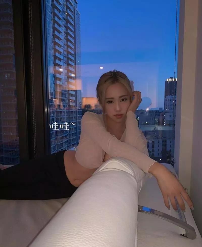 美國小甜心Gracie靠她的" 螞蟻腰 " 成功吸引10萬粉絲圍觀!