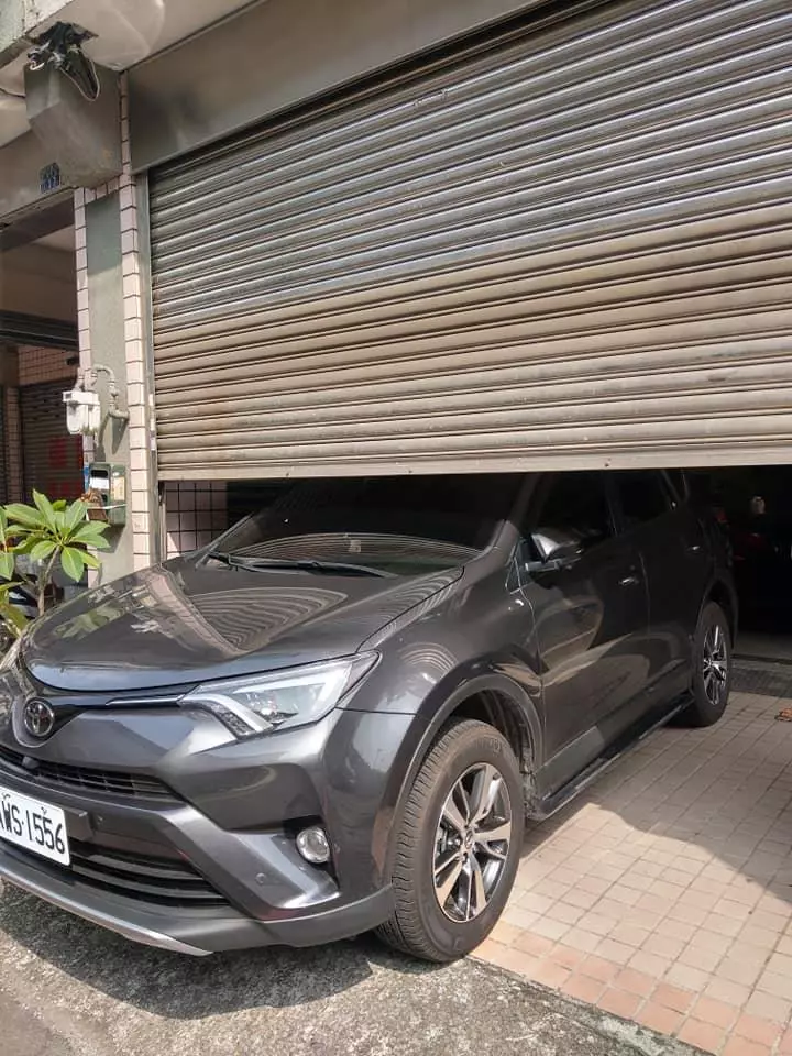 你家就是我家!汽車停別人家騎樓擋住出路,鐵門被關一半還手動拉上去,眾人開譙「拜託讓他紅!」