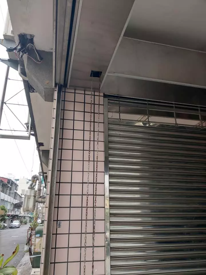 你家就是我家!汽車停別人家騎樓擋住出路,鐵門被關一半還手動拉上去,眾人開譙「拜託讓他紅!」