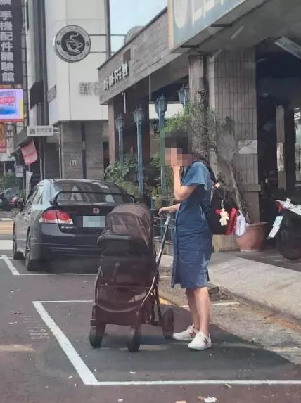 你家就是我家!汽車停別人家騎樓擋住出路,鐵門被關一半還手動拉上去,眾人開譙「拜託讓他紅!」