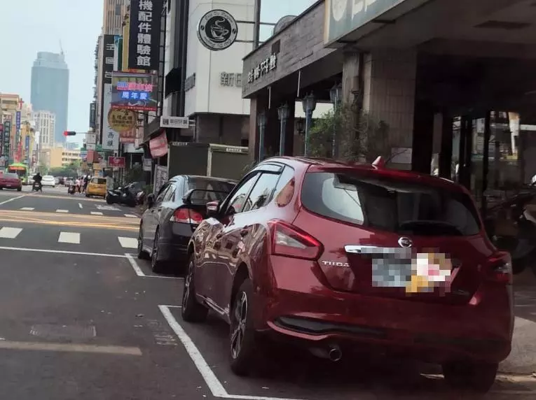 你家就是我家!汽車停別人家騎樓擋住出路,鐵門被關一半還手動拉上去,眾人開譙「拜託讓他紅!」