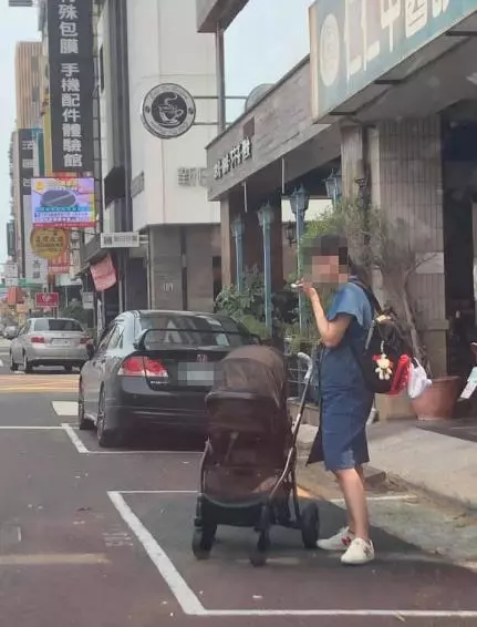 你家就是我家!汽車停別人家騎樓擋住出路,鐵門被關一半還手動拉上去,眾人開譙「拜託讓他紅!」