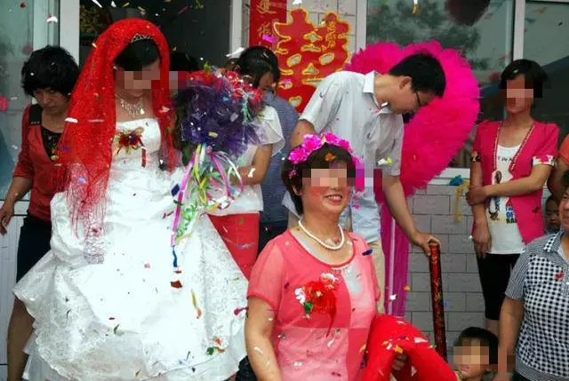 父親從小不管親閨女,結婚時卻賴上女兒一家 !