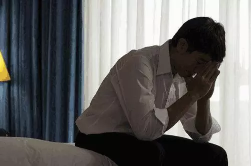 老婆坐月子我去出差,回來看到廚房做飯的人,我淚流滿面