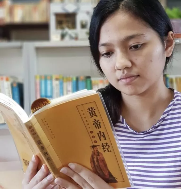 退休外公校長欣賞中華民族傳統價值 巫裔女立志發揚中醫 !