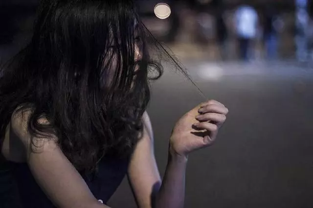 養父終身未娶把我養大,我結婚那天他陪嫁50萬,我卻恨他一輩子