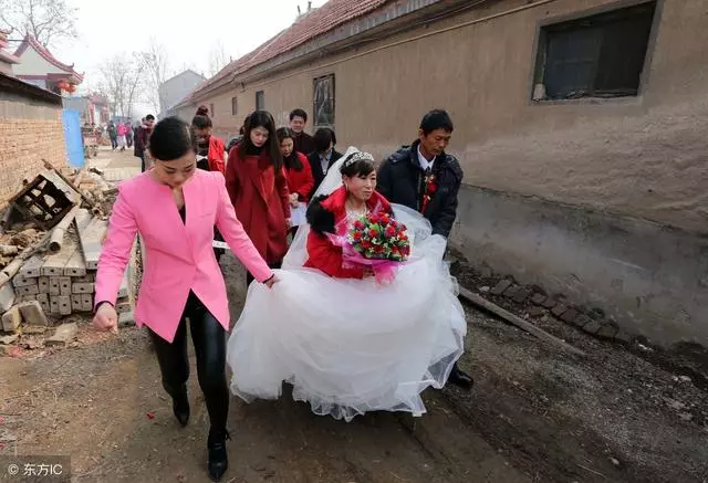 我33嫁給小我10歲的農村男人,他洗澡時我看到的一幕讓我崩潰