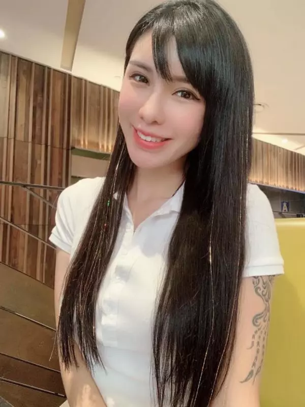 降機時硬硬要上廁所!空姐不給 女神投訴亞航 反遭網民個個神回 !