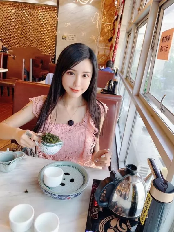 降機時硬硬要上廁所!空姐不給 女神投訴亞航 反遭網民個個神回 !