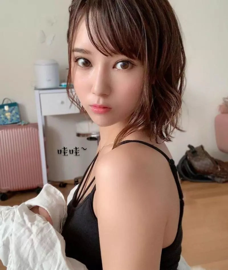 漂亮的牙醫平日都戴著囗罩,一脫下露出美貌。大家都說好驚訝~ 這也長的太美了吧!