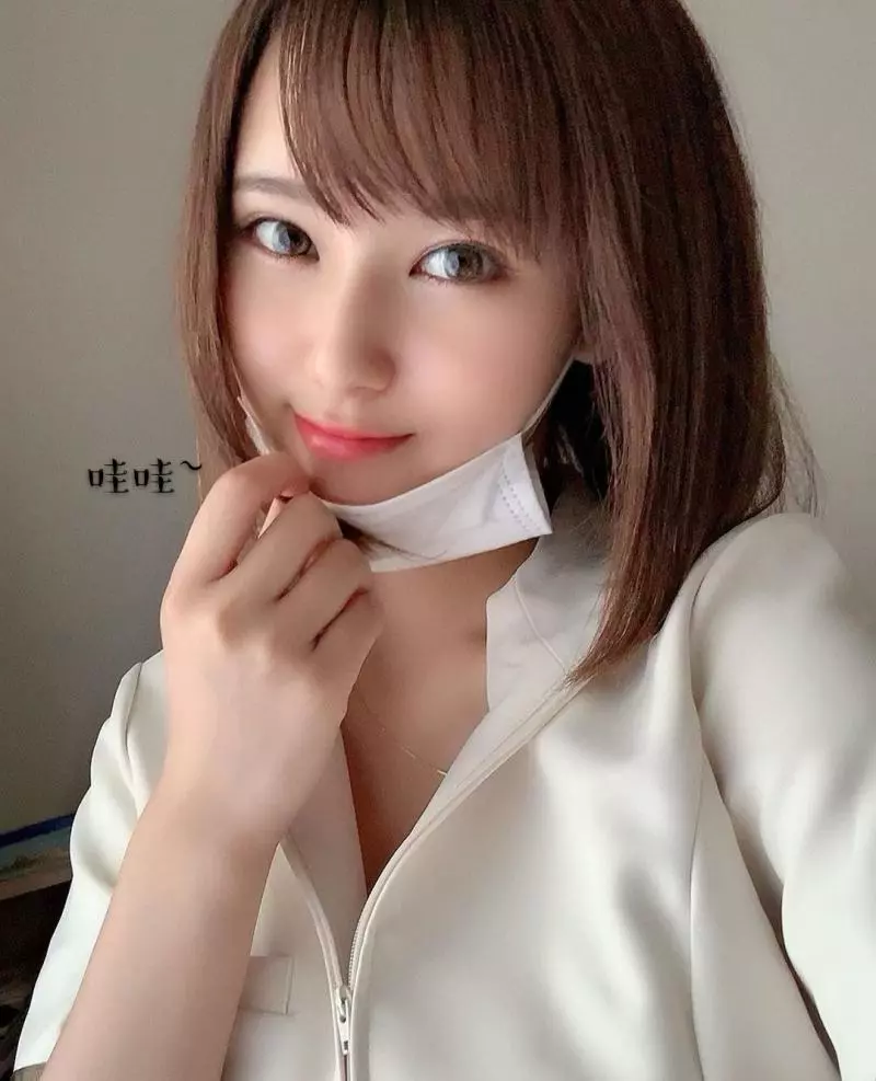 漂亮的牙醫平日都戴著囗罩,一脫下露出美貌。大家都說好驚訝~ 這也長的太美了吧!