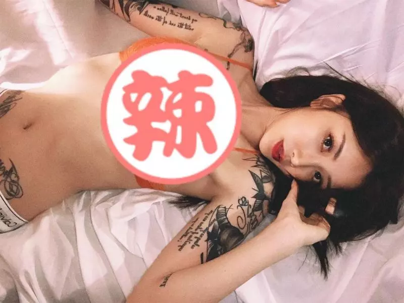充滿刺青的火辣正妹「藤原kira」,大膽美照露出側面「誘惑曲線」超有吸引力!
