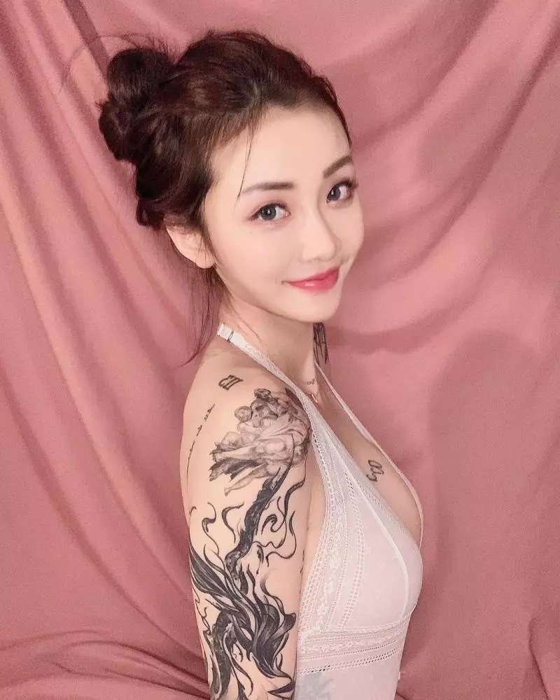 充滿刺青的火辣正妹「藤原kira」,大膽美照露出側面「誘惑曲線」超有吸引力!