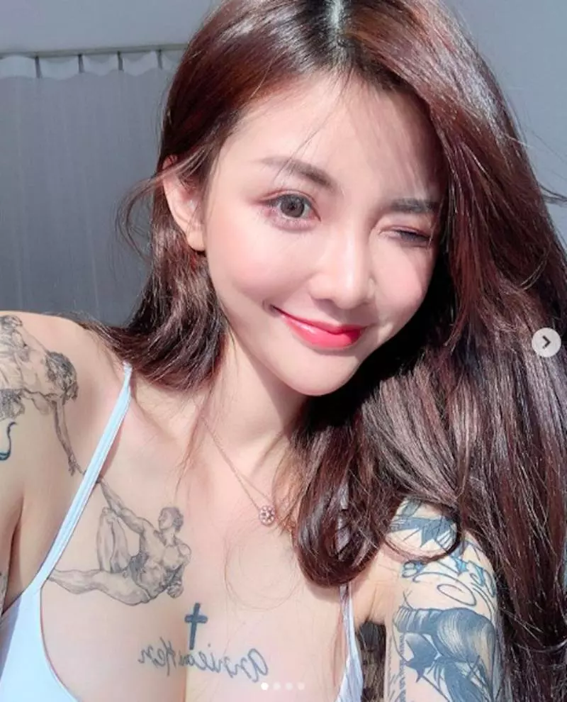 充滿刺青的火辣正妹「藤原kira」,大膽美照露出側面「誘惑曲線」超有吸引力!