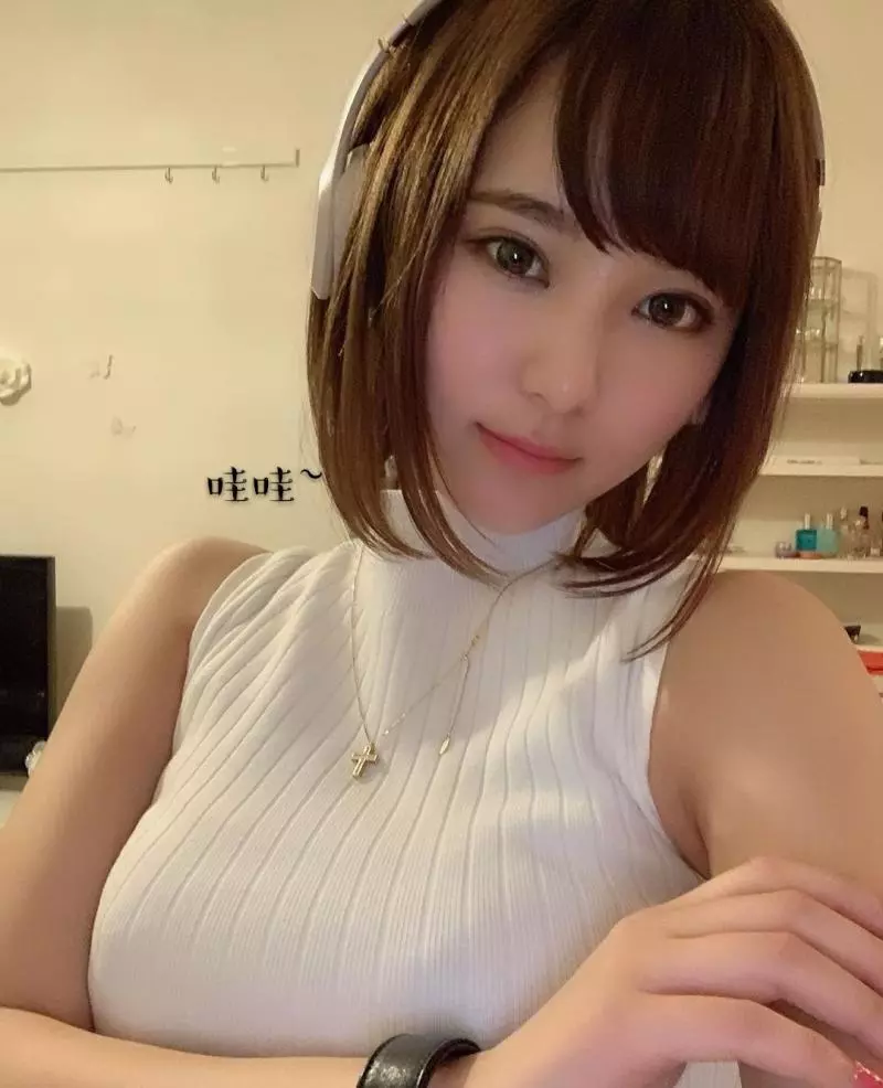 漂亮的牙醫平日都戴著囗罩,一脫下露出美貌。大家都說好驚訝~ 這也長的太美了吧!