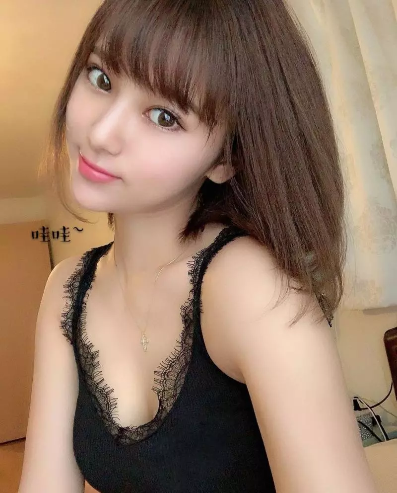 漂亮的牙醫平日都戴著囗罩,一脫下露出美貌。大家都說好驚訝~ 這也長的太美了吧!