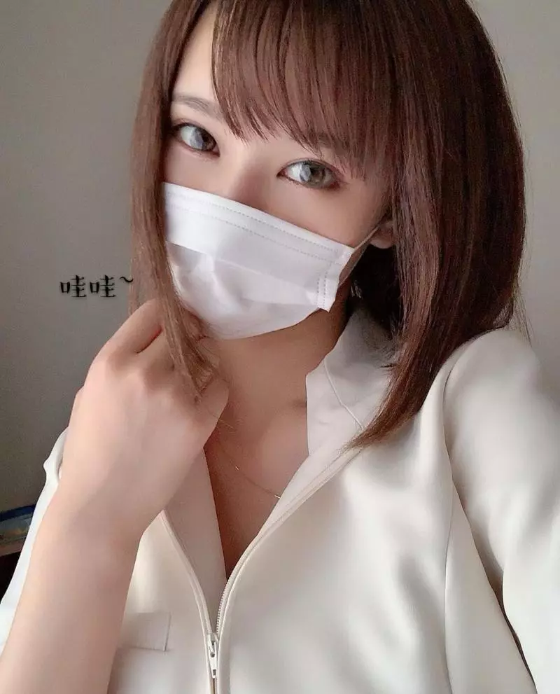 漂亮的牙醫平日都戴著囗罩,一脫下露出美貌。大家都說好驚訝~ 這也長的太美了吧!