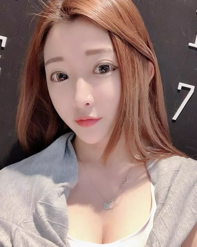 清新運動馬尾妹「Rebeca小花」路跑造型超性感,姣好身材好火辣!