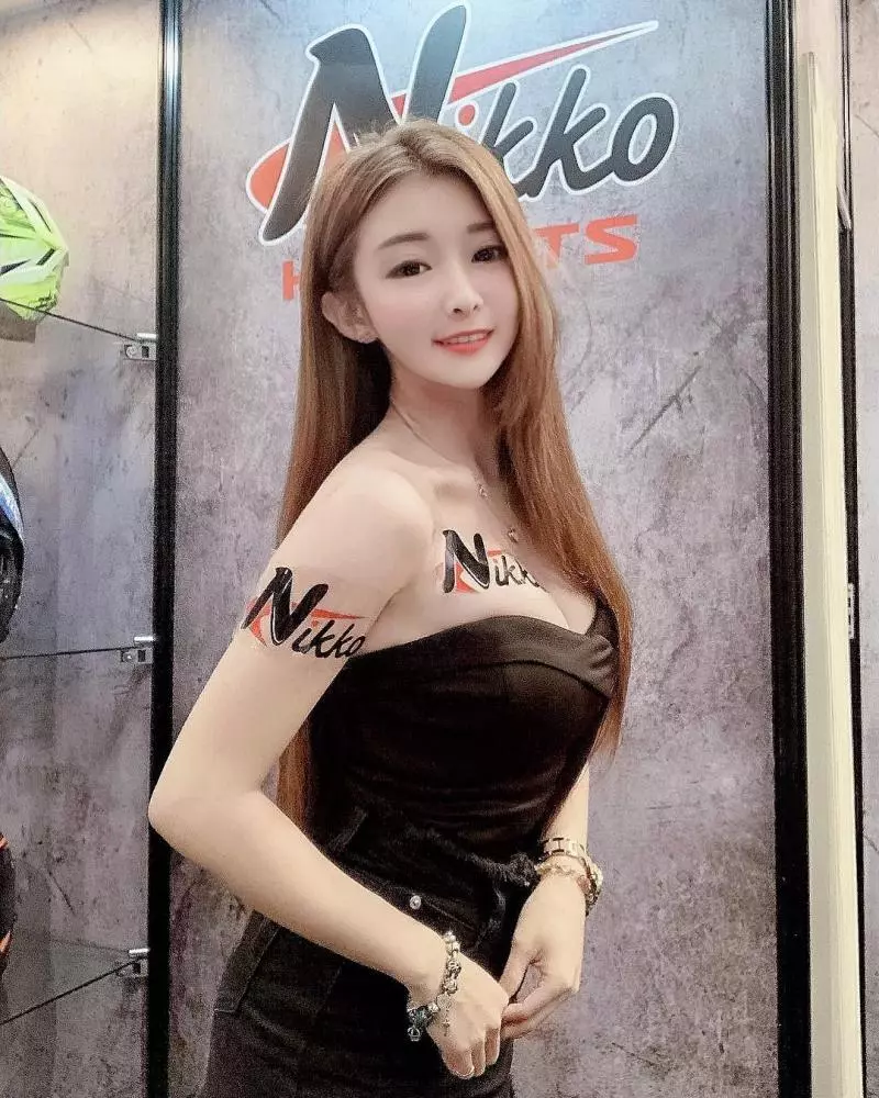 清新運動馬尾妹「Rebeca小花」路跑造型超性感,姣好身材好火辣!