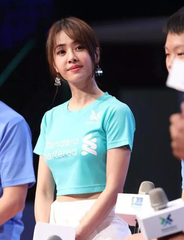 「亞洲舞娘」不是白叫的!蔡依林牛仔褲只有5cm, 全靠腰間外套,穿衣風格新潮大膽:我就喜歡這樣的!