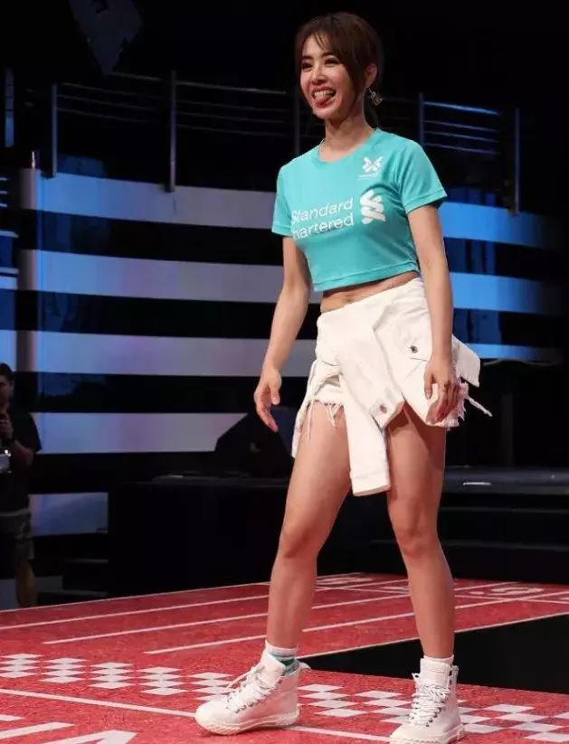 「亞洲舞娘」不是白叫的!蔡依林牛仔褲只有5cm, 全靠腰間外套,穿衣風格新潮大膽:我就喜歡這樣的!