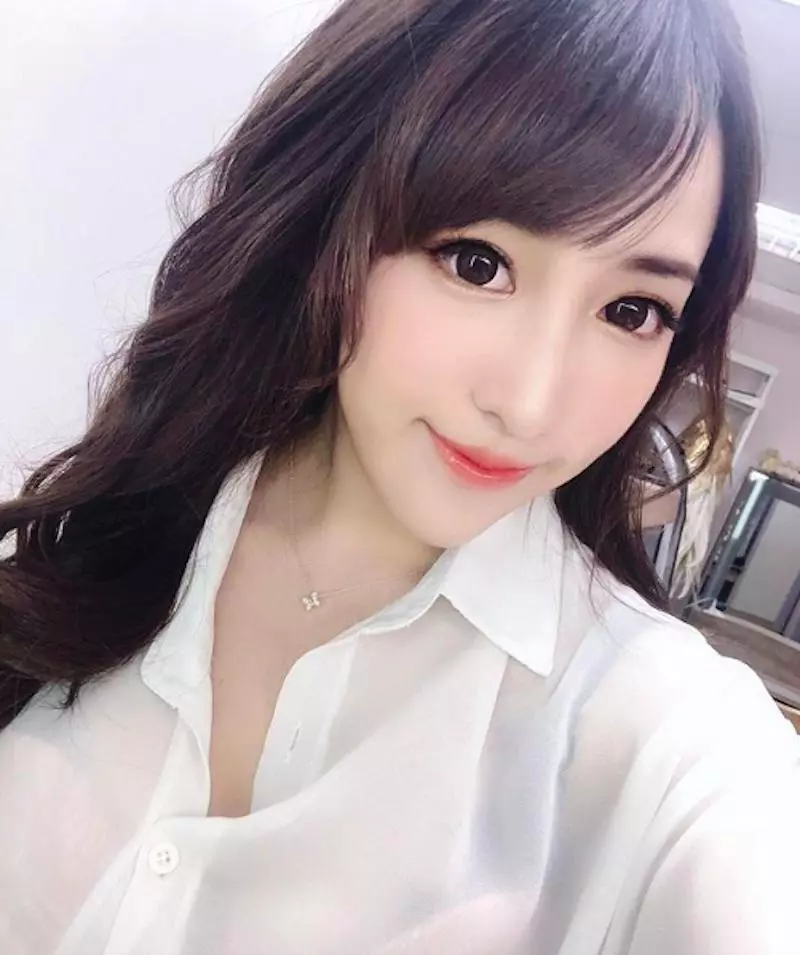 白衣制服繃到極限!美女護理師「Elle」超強性感外型,讓網友全都瘋狂報名掛門診!