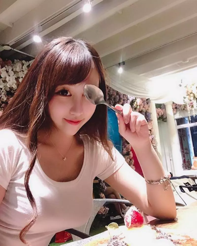 白衣制服繃到極限!美女護理師「Elle」超強性感外型,讓網友全都瘋狂報名掛門診!