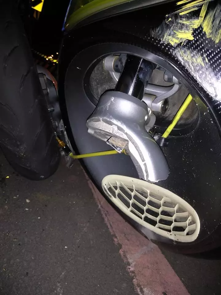 狗狗肉前搖臂無碰撞斷裂,原廠回應『車倒次數太多造成』! 車主無奈「你是認命了,還是想要訓練EQ」