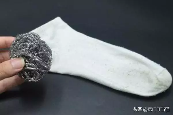 把鋼絲球塞進襪子裡,作用真的太厲害了,一年能省下不少錢!