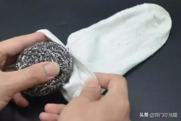 把鋼絲球塞進襪子裡,作用真的太厲害了,一年能省下不少錢!