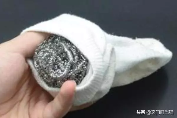 把鋼絲球塞進襪子裡,作用真的太厲害了,一年能省下不少錢!