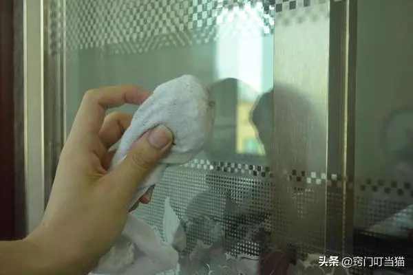 把鋼絲球塞進襪子裡,作用真的太厲害了,一年能省下不少錢!