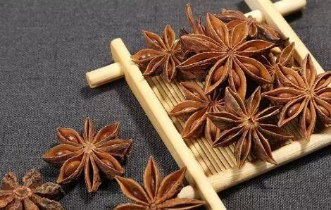 八角放在白醋里泡一泡,解決了很多人的煩惱,早知道早受益!