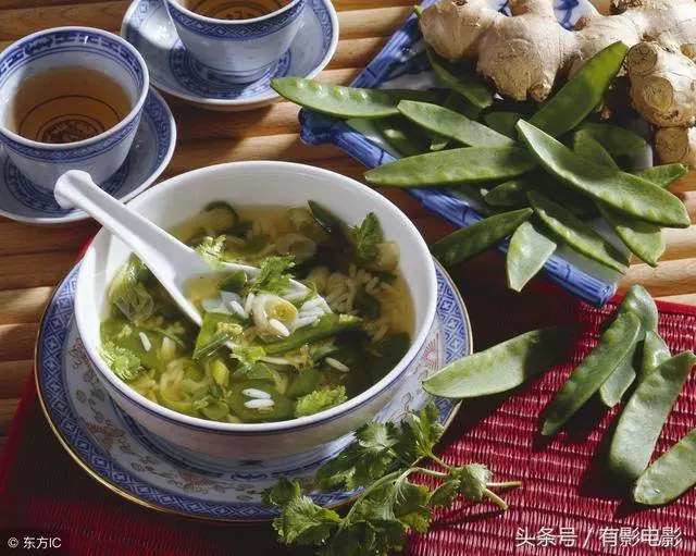 未婚妻吃飯時故意把湯潑奶奶身上,爸爸沒怪她,還給她10萬