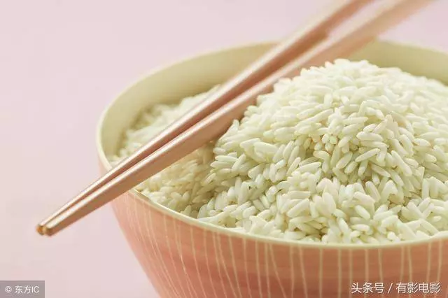 未婚妻吃飯時故意把湯潑奶奶身上,爸爸沒怪她,還給她10萬